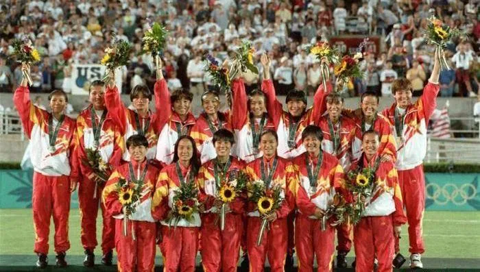 1996年亚特兰大奥运会女子足球决赛中，中国队以1：2负于美国队，获得银牌。新华社发